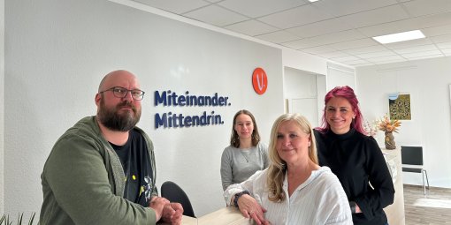 Das vierköpfige Team der Ergotherapie steht am Empfang der Praxis