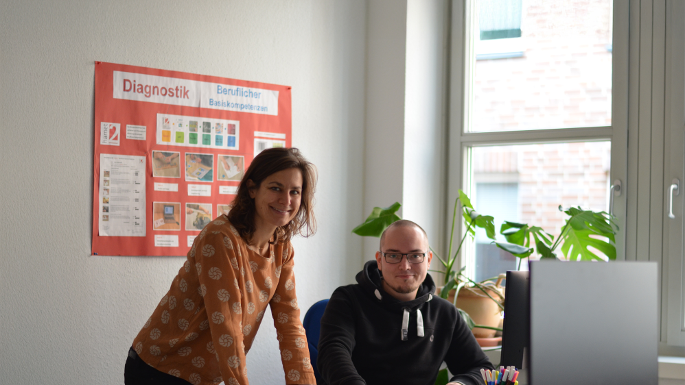 Zwei Kollegen aus dem Bereich Berufliche Reha in ihrem Büro.