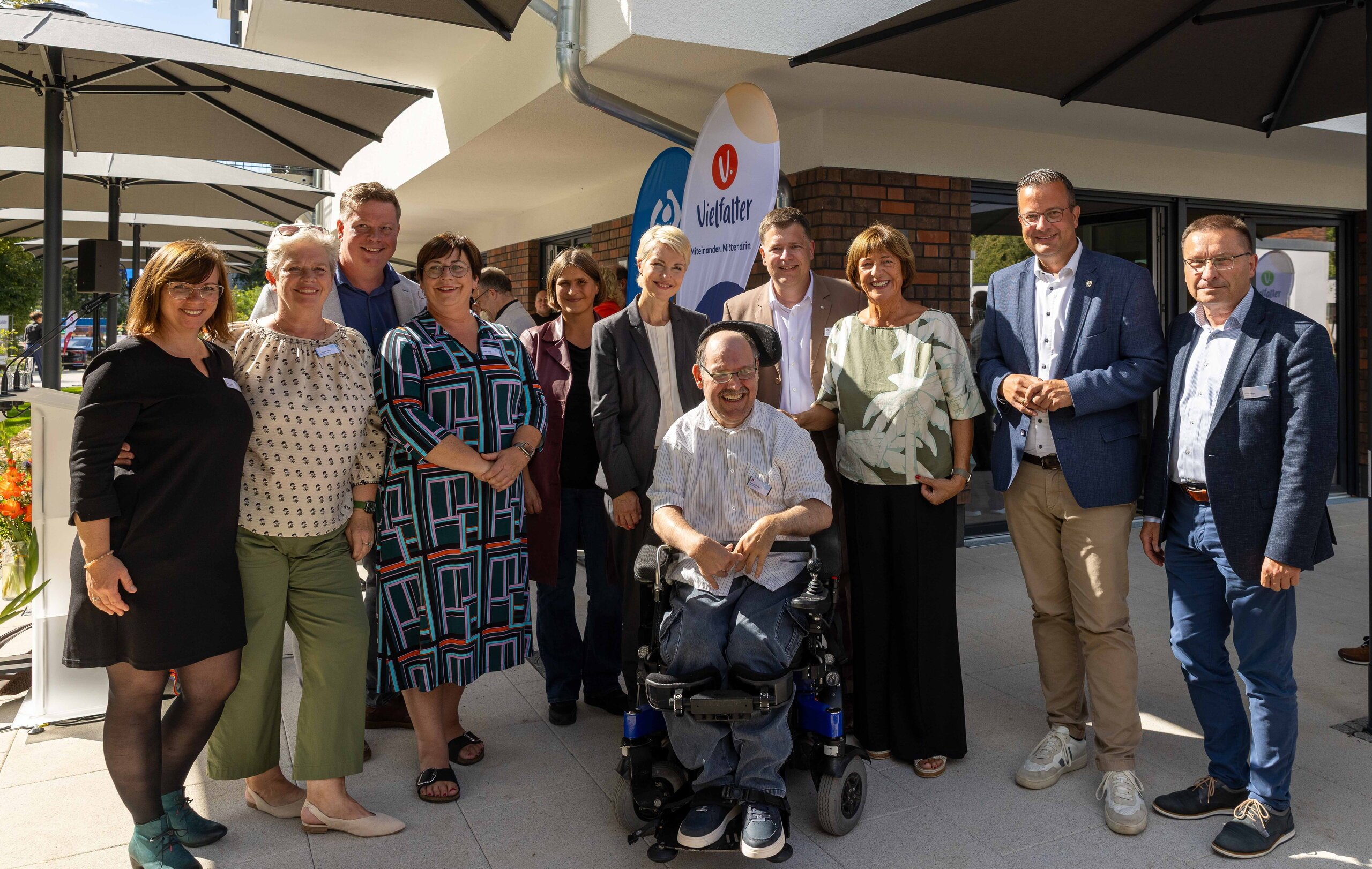 Gäste und Bewohner des Wohnquartiers bei der Eröffnungsveranstaltung