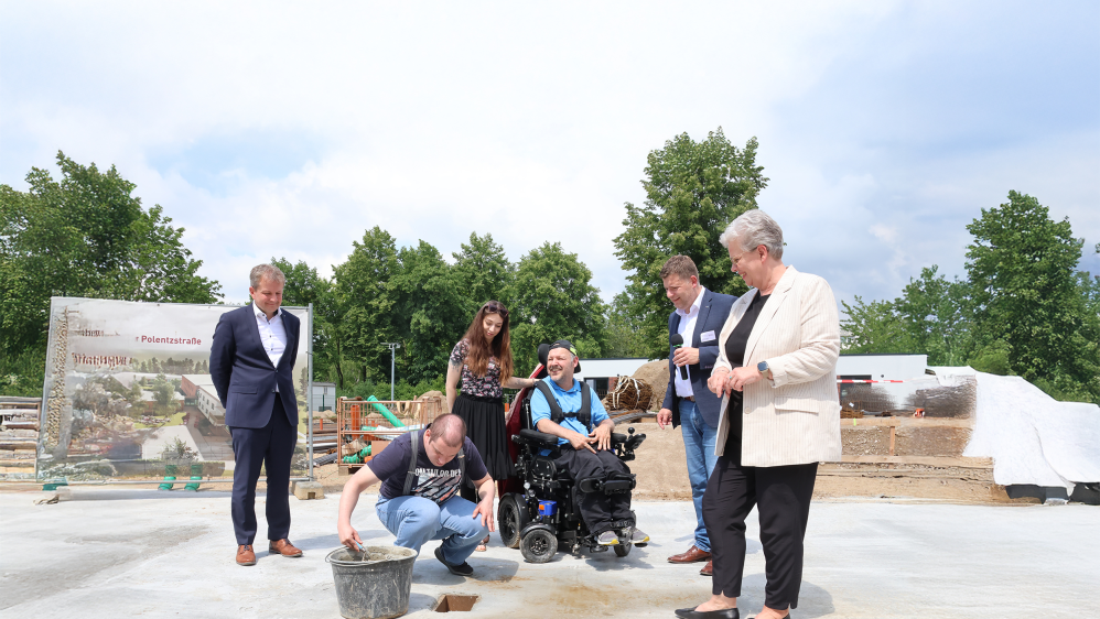 Menschen mit und ohne Unterstützungsbedarf bei der Grundsteinlegung am Wohnprojekt Polentzstraße.