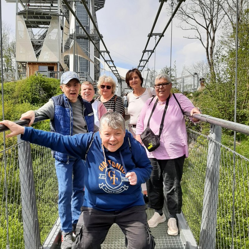 Eine Gruppe von Menschen auf einer Hängebrücke.