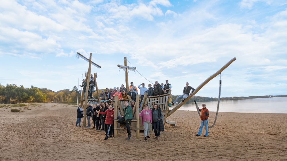 Das Vielfalter-Team auf einem Klettergerüst am Zippendorfer Strand.