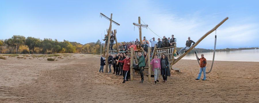 Das Vielfalter-Team auf einem Klettergerüst am Zippendorfer Strand.