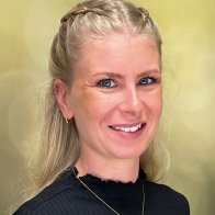 Nahaufnahme einer blonden Frau vor unscharfen Hintergrund