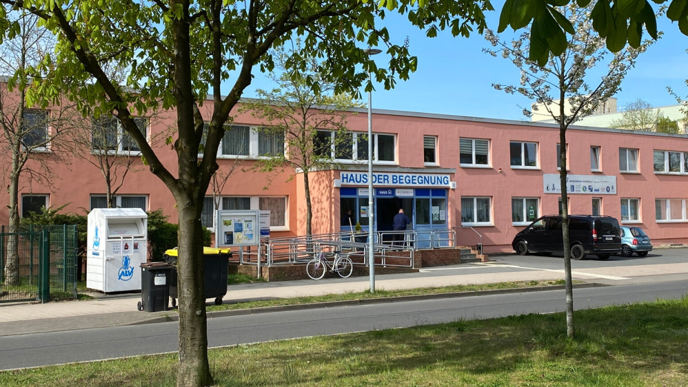 Ein zweistöckiger Flachbau mit dem Schild Haus der Begegnung