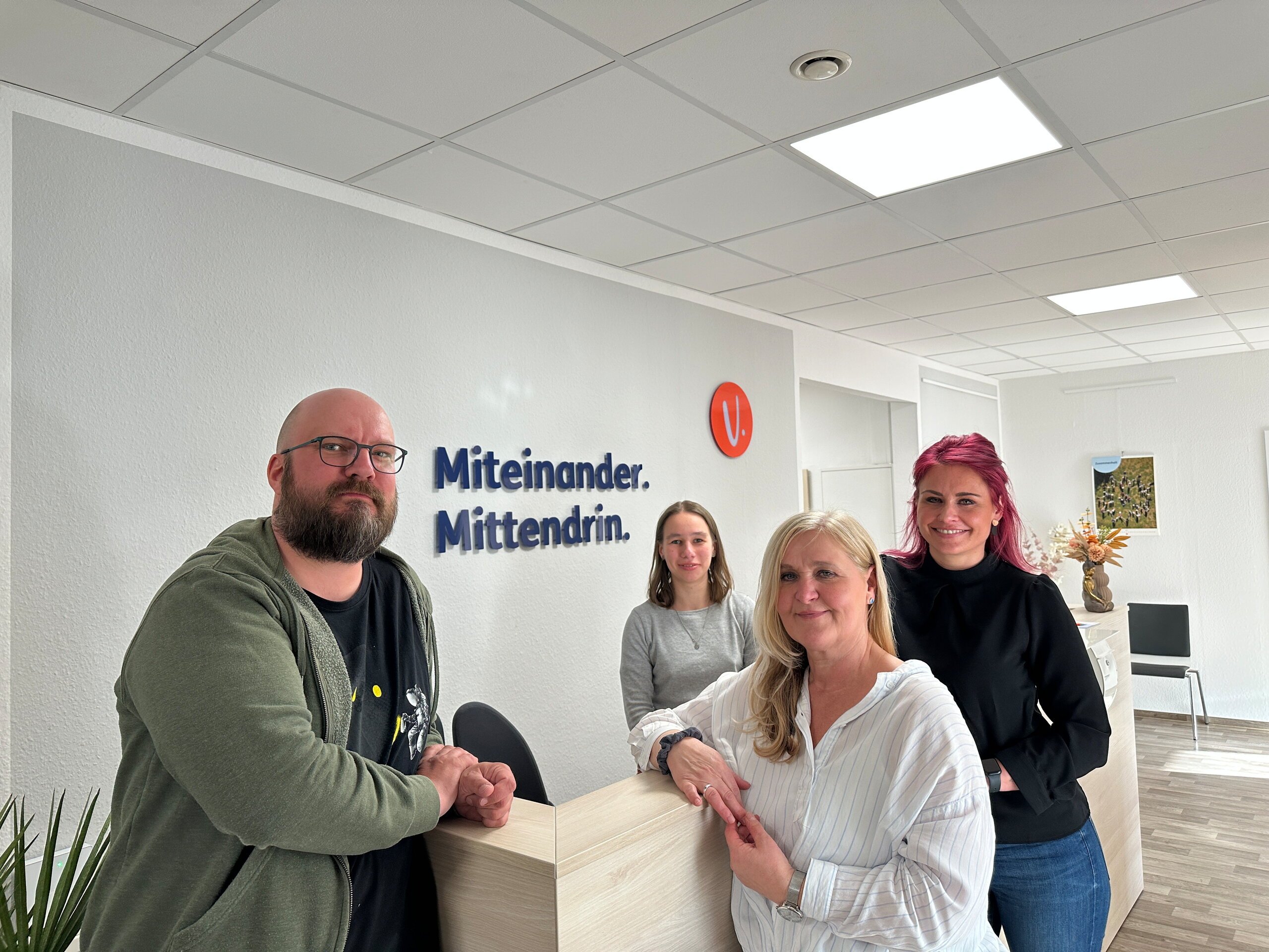 Das vierköpfige Team der Ergotherapie steht am Empfang der Praxis