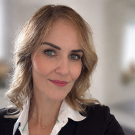 Nahaufnahme einer blonden Frau von unscharfem Hintergrund