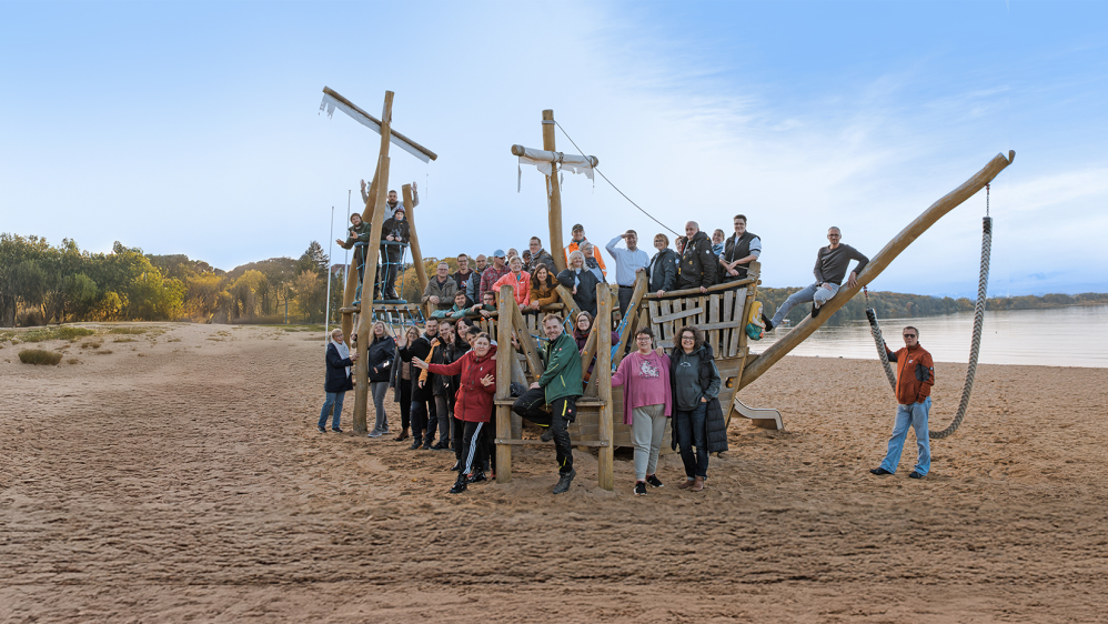 Das Vielfalter-Team auf einem Klettergerüst am Zippendorfer Strand.