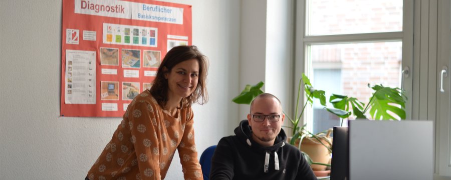 Zwei Kollegen aus dem Bereich Berufliche Reha in ihrem Büro.