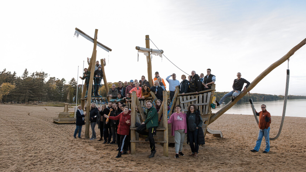 Das Vielfalter-Team auf einem Klettergerüst am Zippendorfer Strand.