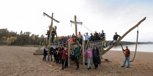 Das Vielfalter-Team auf einem Klettergerüst am Zippendorfer Strand.